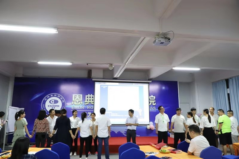 新宝gg皇家商学院开课了